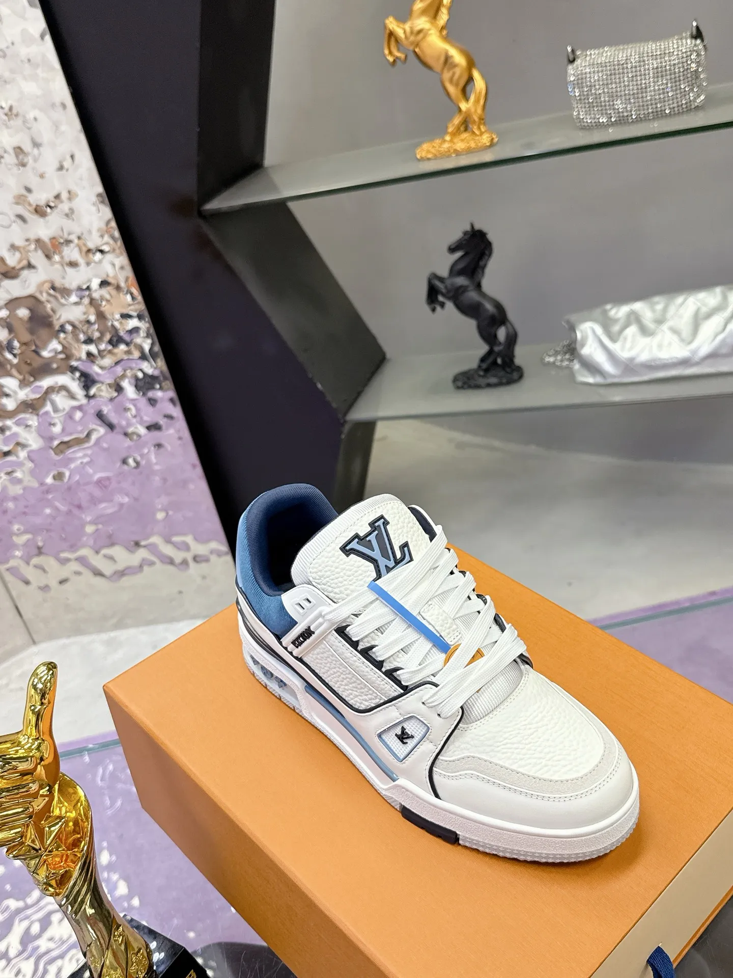 Factory price: 760💰 (latest color) This LV Trainer sneaker is made of grained cow leather, and uses vibrant colors to pay tribute to Virgil Abloh’s original classic inspired by retro basketball shoes. The upper is embellished with rubber LV letters and Vuitton logo, and the outsole is decorated with Monogram flowers. Exquisite packaging at the delivery counter🛍📦 ▪️Fabrics: Original customized first-layer cowhide ▪️Inner lining: Original customized breathable mesh lining ▪️Outsole: Original molded two-color TPU combination outsole ▪️Sole thickness: 3CM ▪️Size: Women's 35-40 Men's 38-46